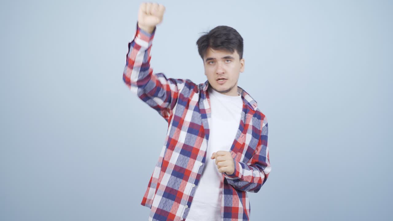 행복한 남자가 춤추고 있어