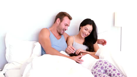 chica linda saltando en la cama de los padres