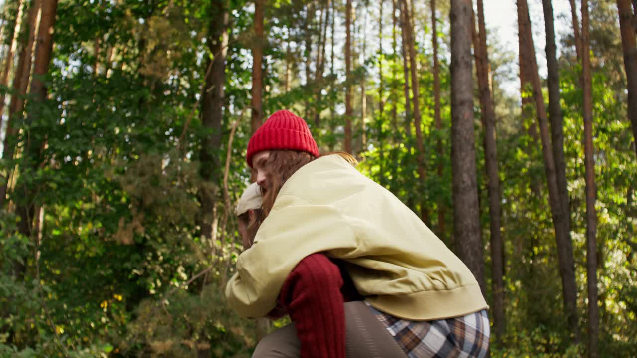 한 부부가 숲에서 돼지 등에 타고 즐기고 있다