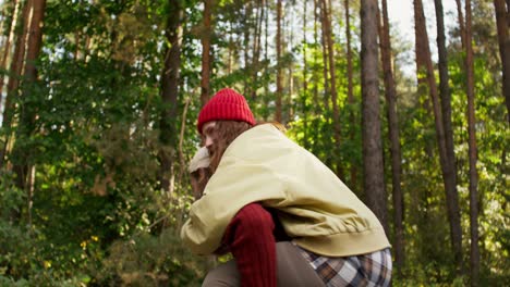 una pareja disfrutando de un paseo en el bosque