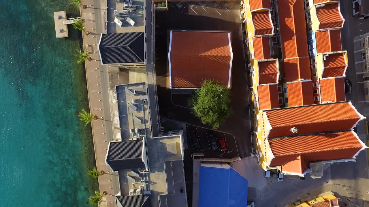 캐리비안 섬 보네르에 위치한 일몰 시 크랄렌디크 시