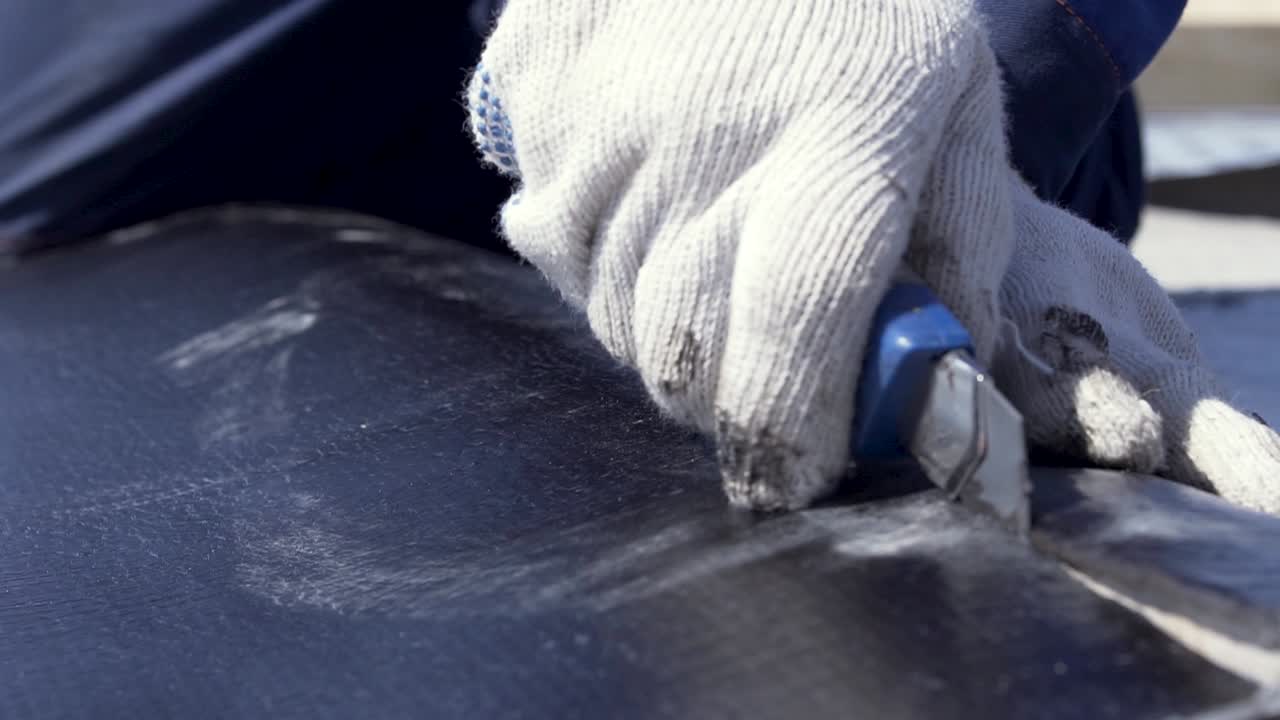 지붕 설치 또는 수리 - 지붕 재료를 절단