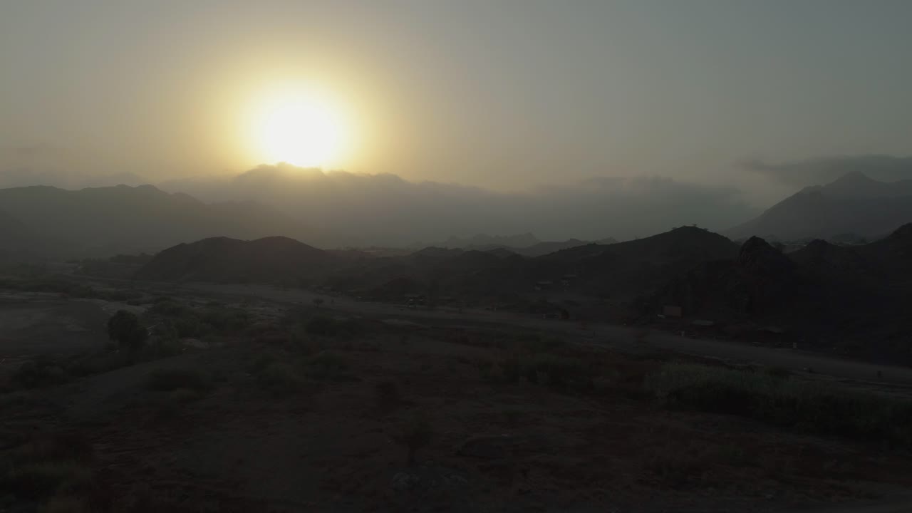 aéreo - toma cinematográfica de empuje. hora dorada