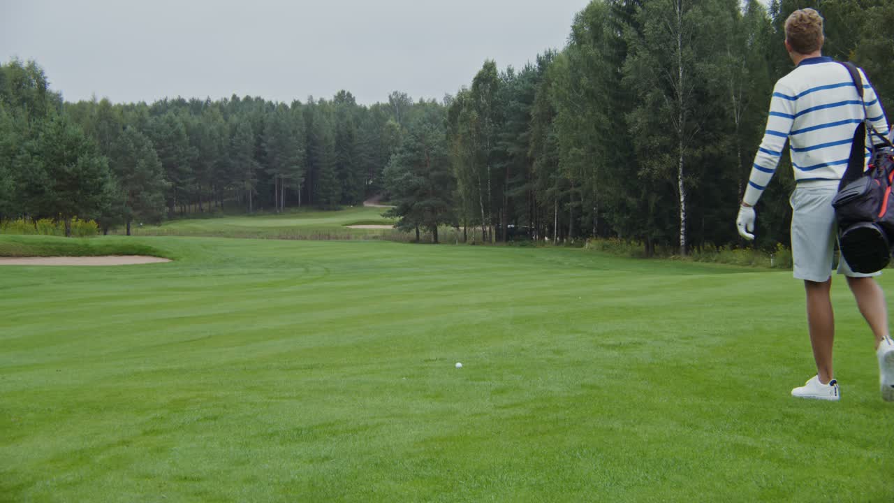 L'uomo che gioca a golf