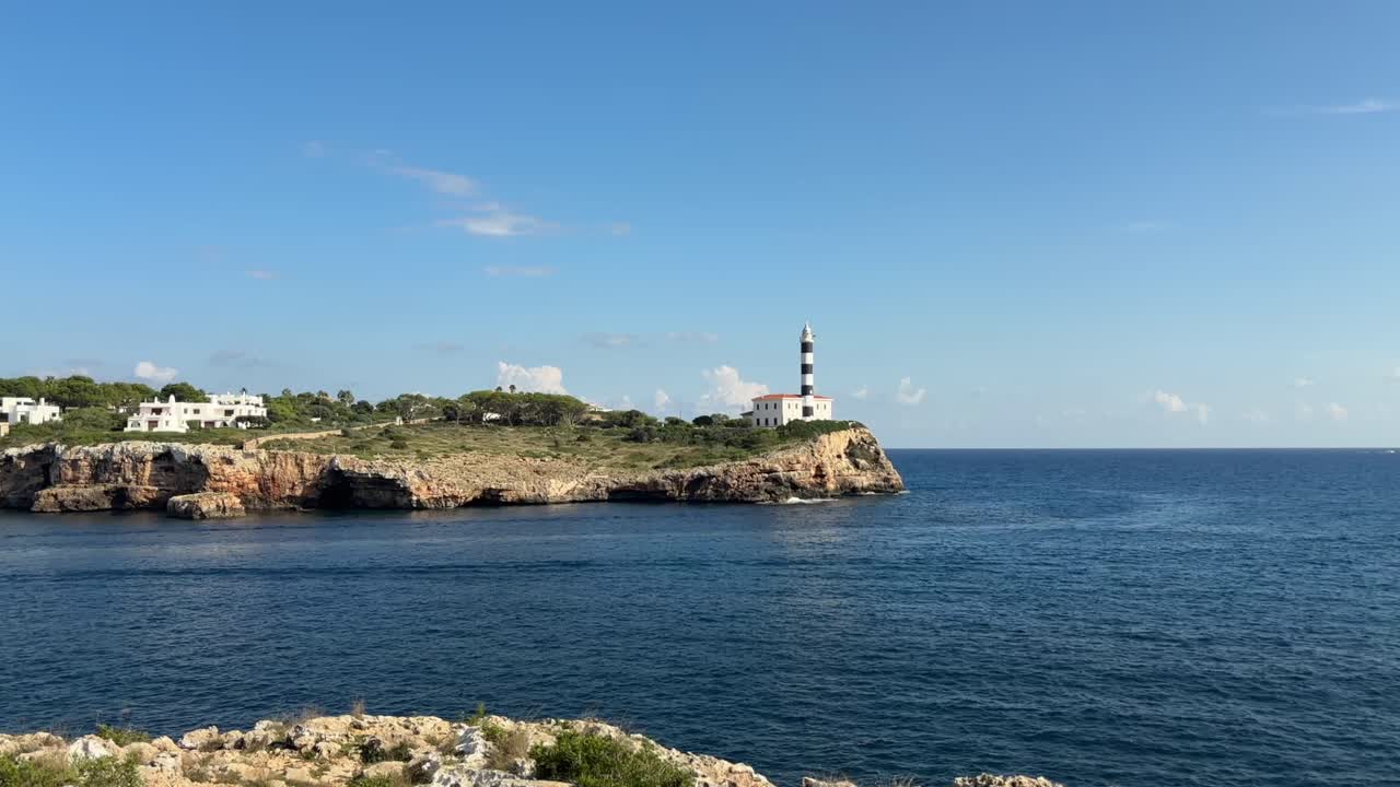 Los rocosos acantilados y las aguas turquesas conforman la belleza oculta de Cala Sa Cova Foradada en la isla de Mallorca, España.