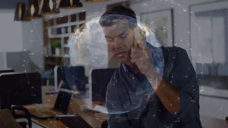 animación de conexiones sobre empresario caucásico usando tableta y teléfono inteligente