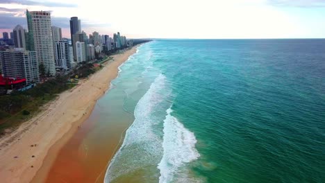 Idílico-Paisaje-Marino-En-Surfers-Paradise-En-Gold-Coast,-Queensland,-Australia---Toma-Aérea-De-Drones