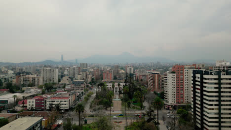 Nunoa-Platz-Am-Sonntagmorgen-Skyline-Von-Santiago-De-Chile