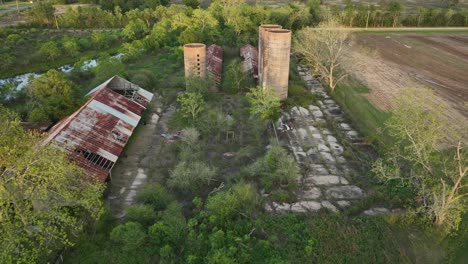 Old-silos-and-chicken-coops-on-a-farm-in-Alabama