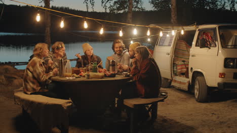 amigos hablando mientras cenaban en el campamento