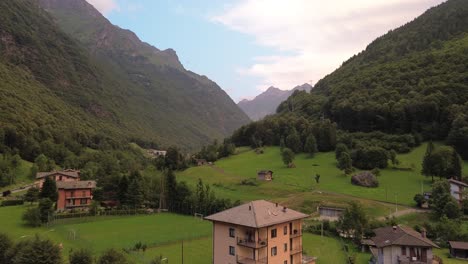 The-mountain-houses-in-fiumenero-can-be-a-different-way-to-traveling