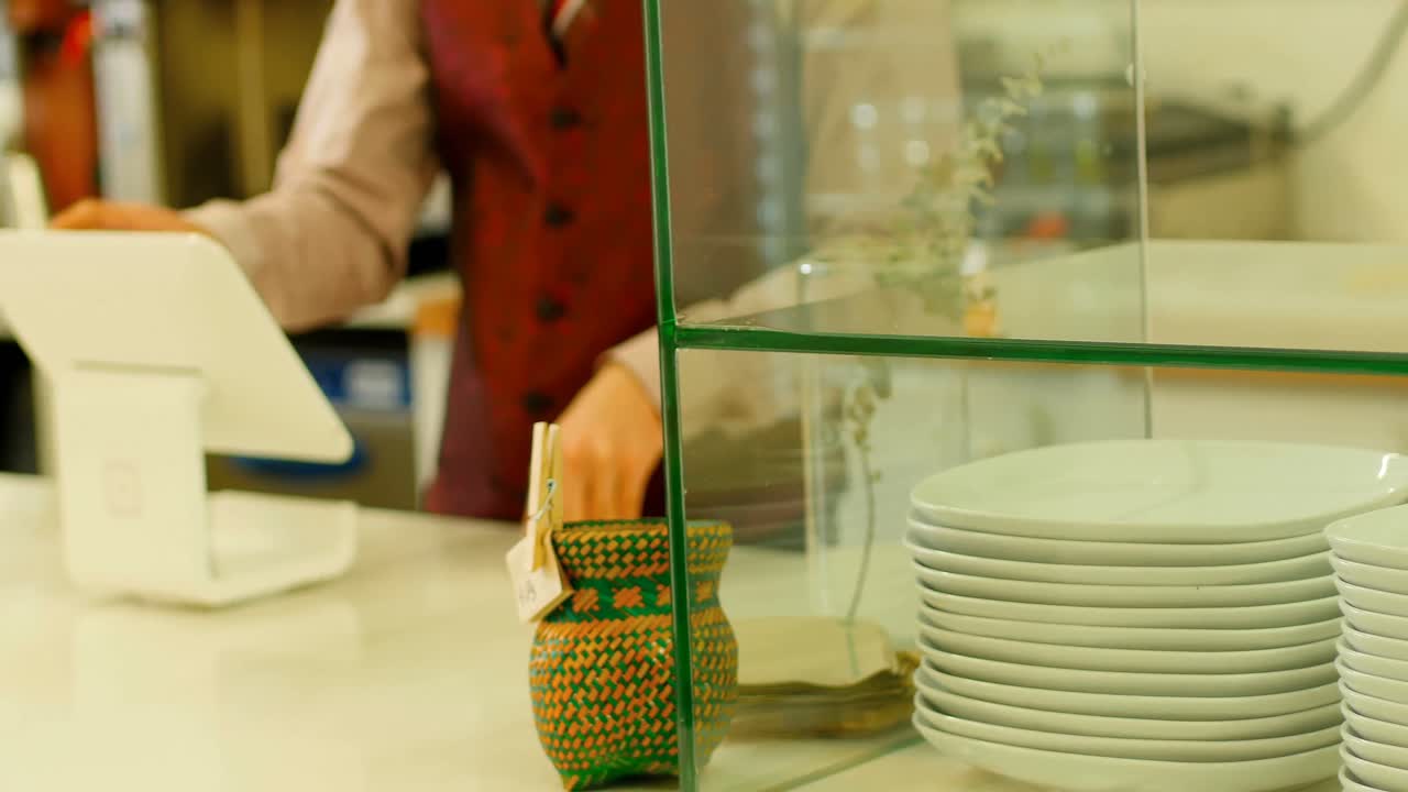 hombre usando una tableta digital mantenido en un soporte