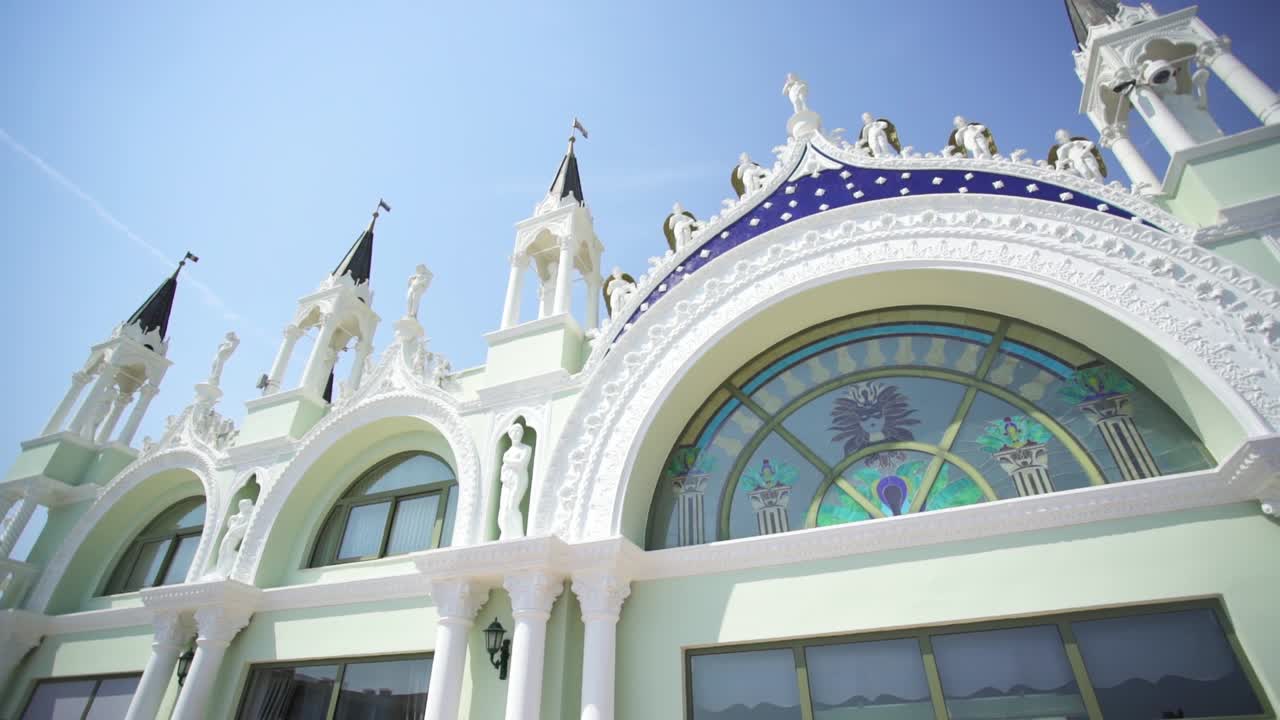 스테인드 글래스로 장식 된 건물 정면