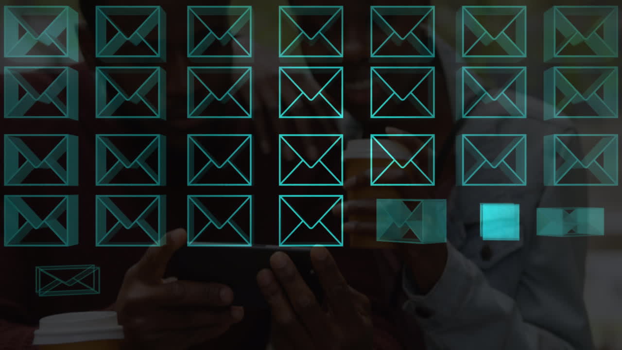 animación de iconos de mensajes sobre una pareja afroamericana usando un teléfono inteligente juntos en una cafetería