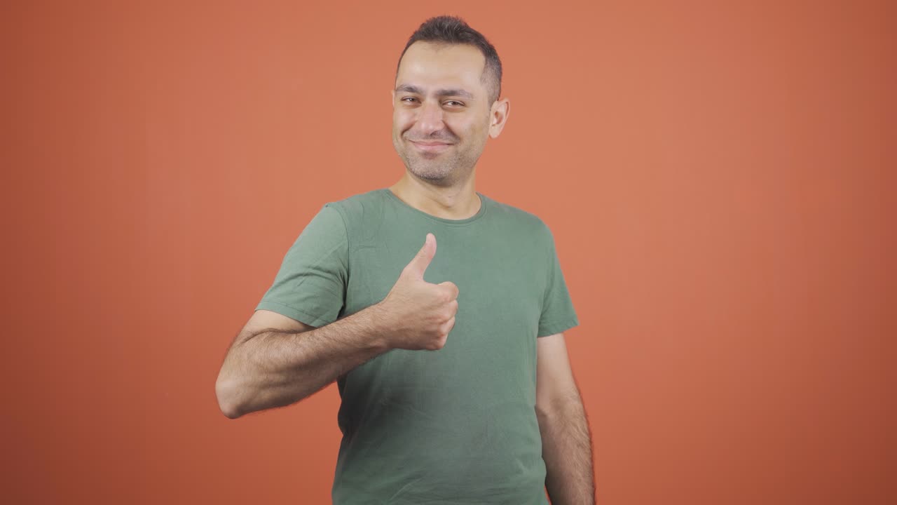 hombre de negocios dando una afirmación positiva mirando a la cámara.