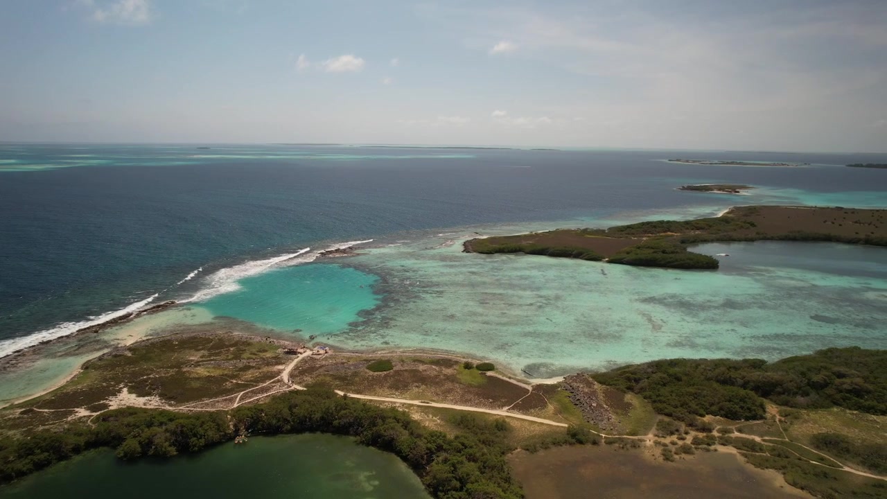 Isola di Franisky con acque turchesi e costa sabbiosa in una giornata di sole, vista aerea