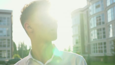 joven en la luz del sol de la ciudad