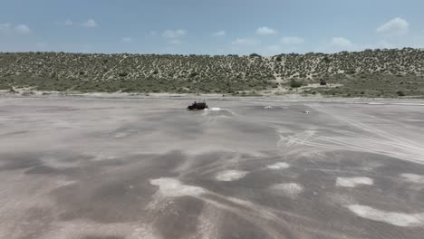 Drone-Aéreo-Hacia-Adelante-Disparo-En-Movimiento-Sobrevolando-A-Los-Trabajadores-Recogiendo-Sal-De-Un-Lago-Salado-En-Sanghar,-Sindh,-Pakistán-En-Un-Día-Soleado