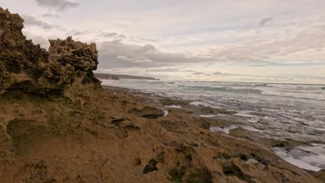 las olas chocando contra las rocas de piedra caliza erosionadas