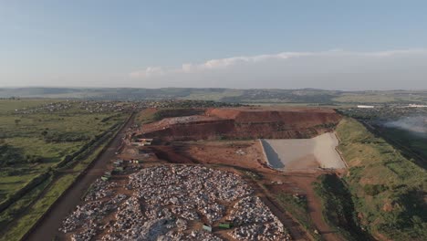 un avión no tripulado de inspección se convierte suavemente en un sitio de procesamiento de residuos considerable en la región de pretoria, sudáfrica.
