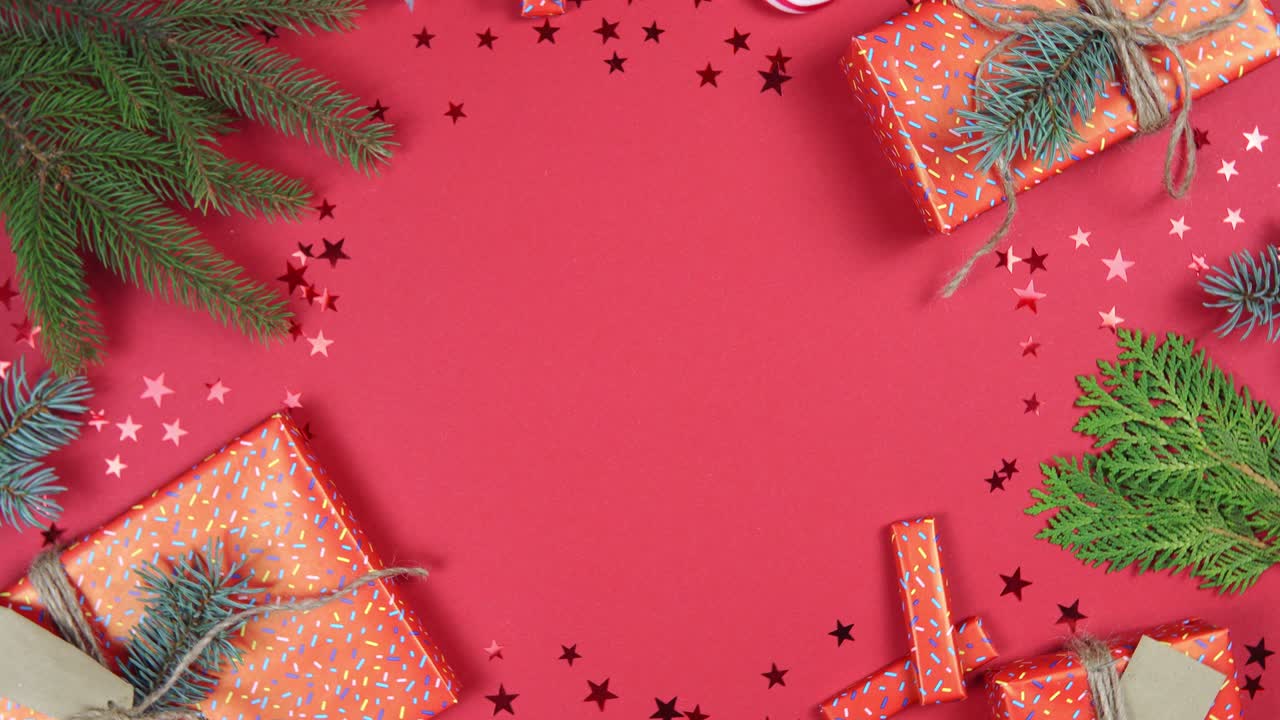fondo de navidad rotación de 360 grados. ramas de abeto, caja de regalos y estrella de confeti girando en fondo rojo.