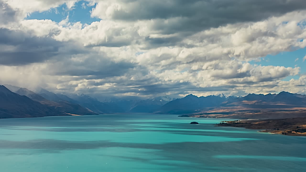 con vistas al lago pukaki en la isla sur de nueva zelanda con los alpes del sur en la distancia - paisaje de nubes de lapso de tiempo
