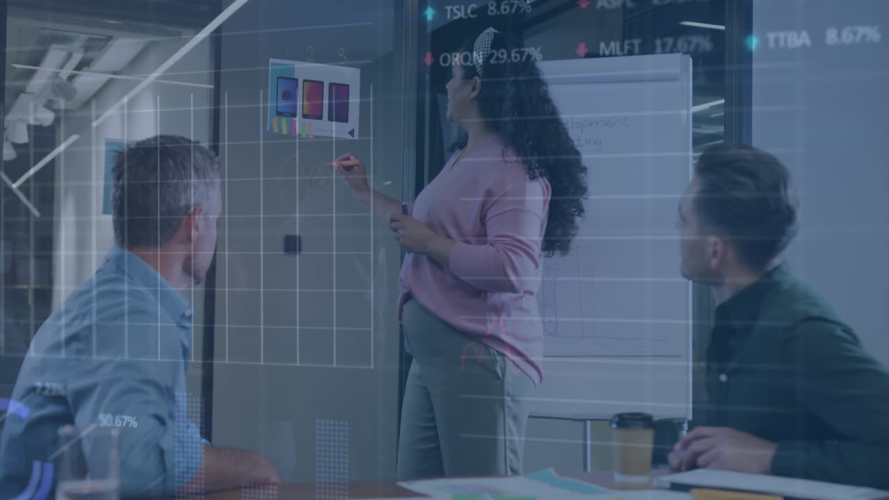 animación de gráficos y tableros de negociación sobre diversos compañeros de trabajo que planifican la estrategia en la oficina