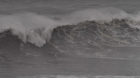 Storm-waves-on-the-ocean