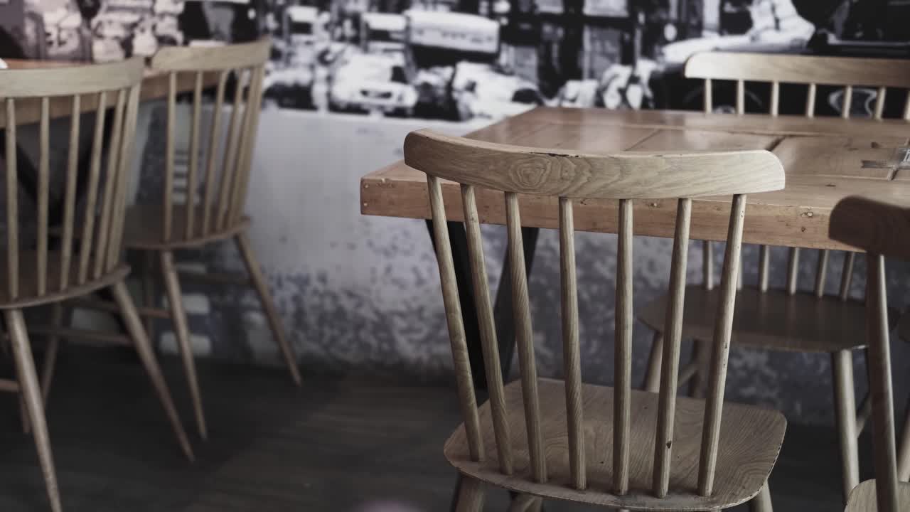Sedie e tavolo di legno in un caffè