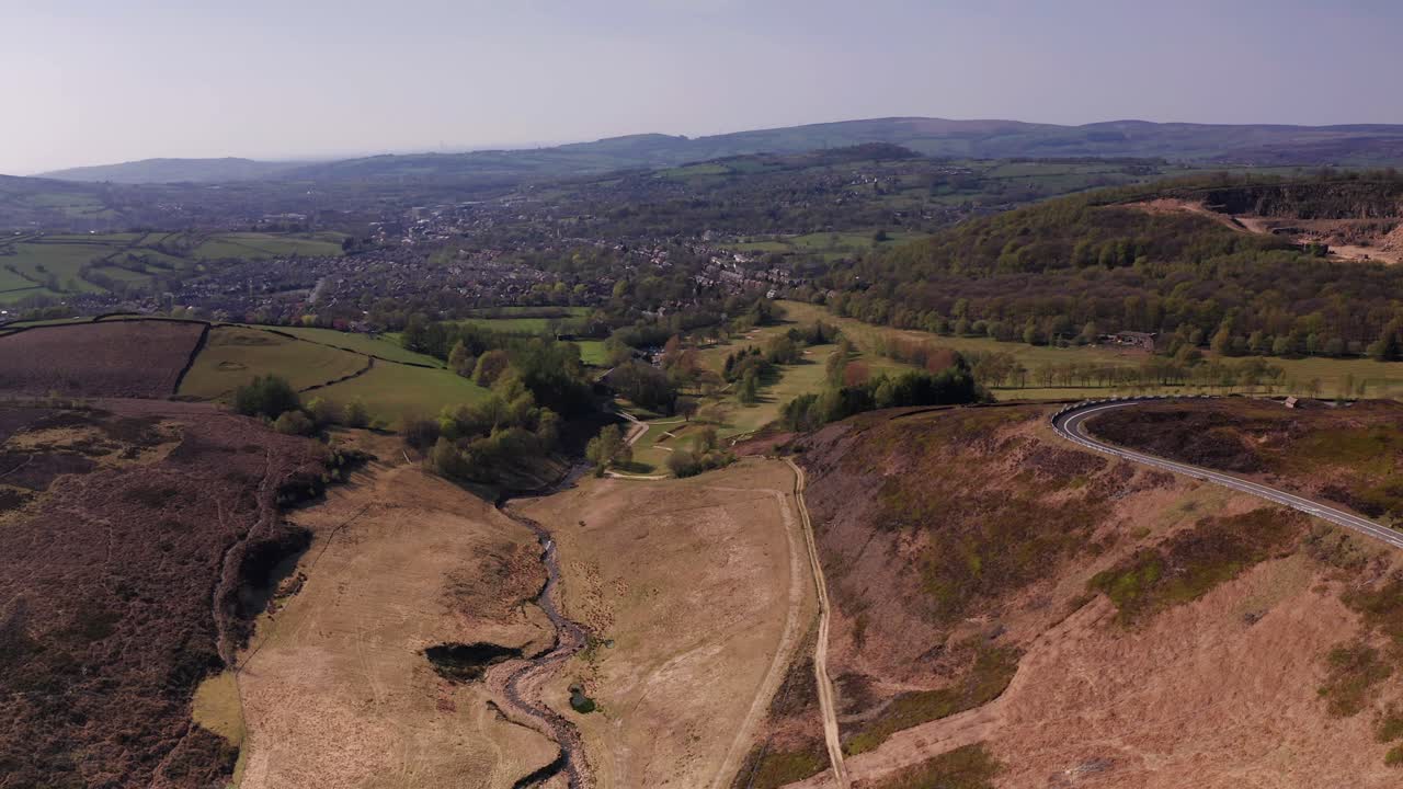 dron aéreo bajando sobre campos en peak district reino unido