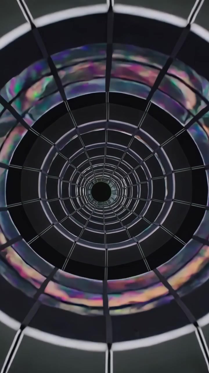 Video verticale: Mostra luci cangianti sulla cupola nell'atrio con LED che cambiano ciclicamente, con anelli e griglia radiale.