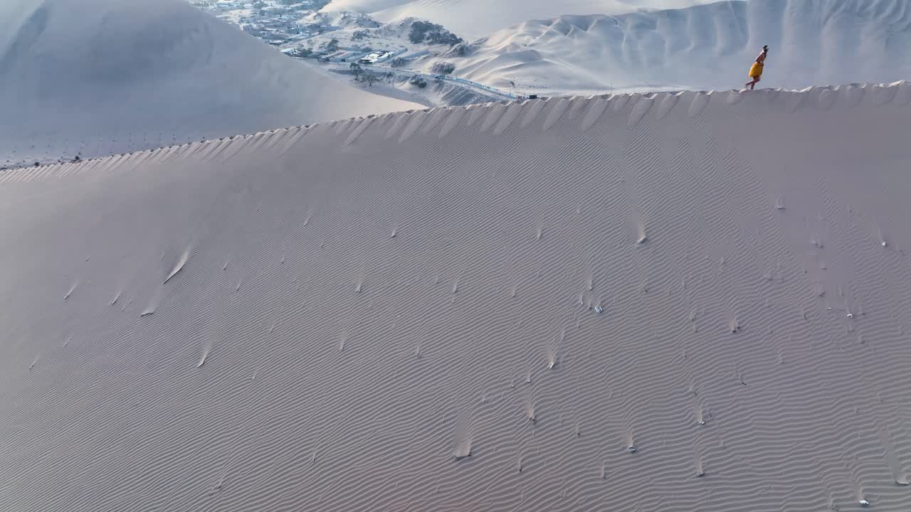 모래 언덕을 걷는 여자