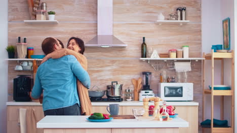 Tierna-Pareja-Bailando-En-La-Cocina