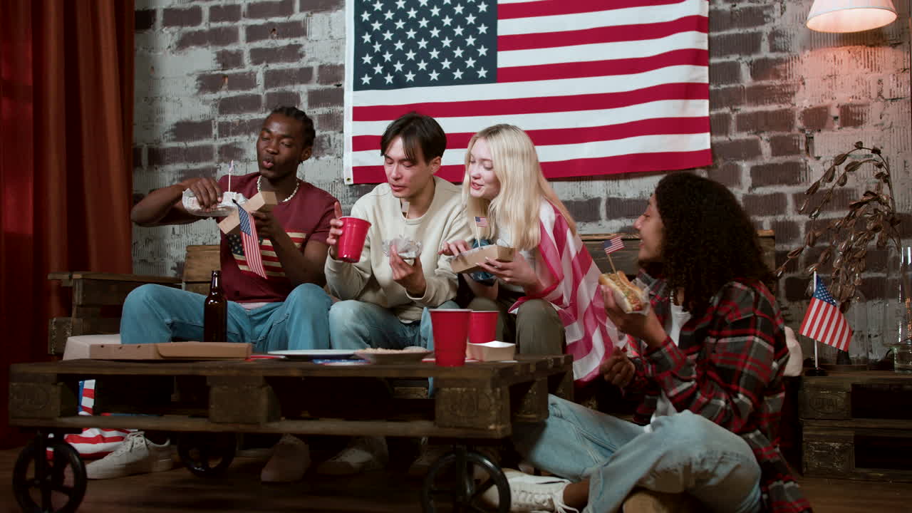 друзья празднуют 4 июля.