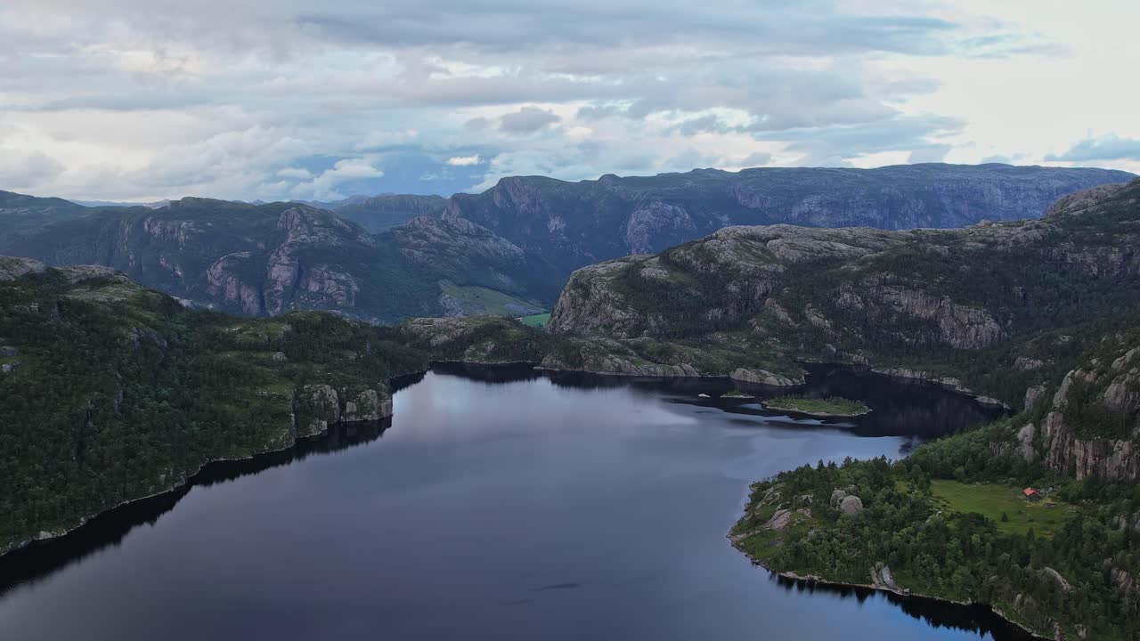 Splendida vista aerea del paesaggio scenografico del fiordo in Norvegia