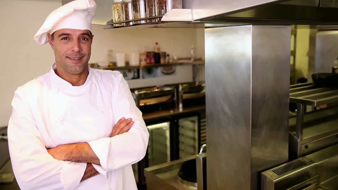 chef guapo sonriendo a la cámara