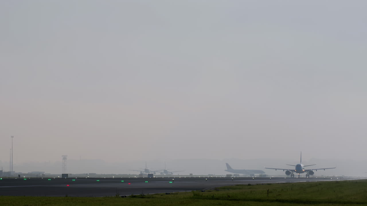 despegue y aterrizaje del avión en condiciones de niebla