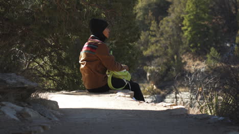 Turista-Descansando-En-El-Borde-Del-Camino-En-Walnut-Canyon