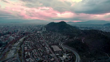 órbita aérea del parque met en una puesta de sol nublada después de la lluvia, horizonte montañoso