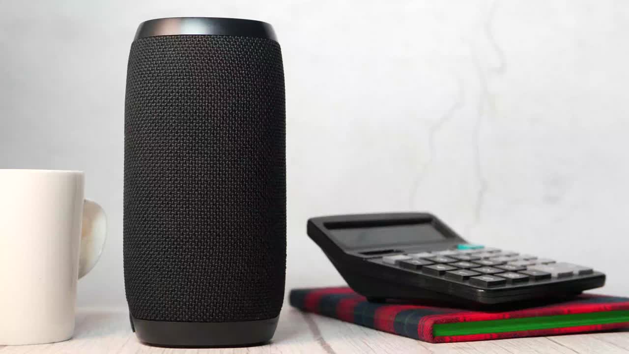 altavoz bluetooth portátil negro en un escritorio