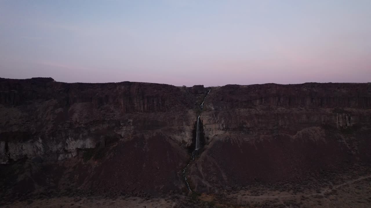 antena de frenchmen coulee canyons drone revela pintorescas formaciones rocosas en el parque nacional del estado de washington