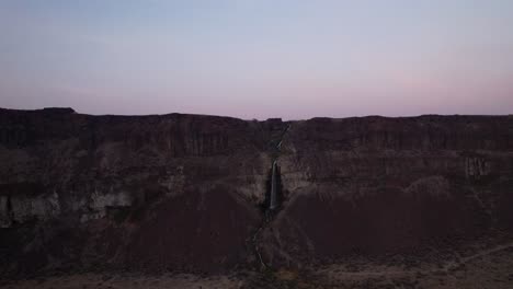 Antena-De-Frenchmen-Coulee-Canyons-Drone-Revela-Pintorescas-Formaciones-Rocosas-En-El-Parque-Nacional-Del-Estado-De-Washington