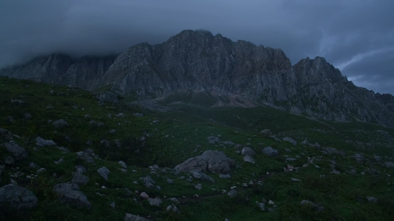 가을의 잎자루와 산악 탐험: 물고기 산의 아름다움