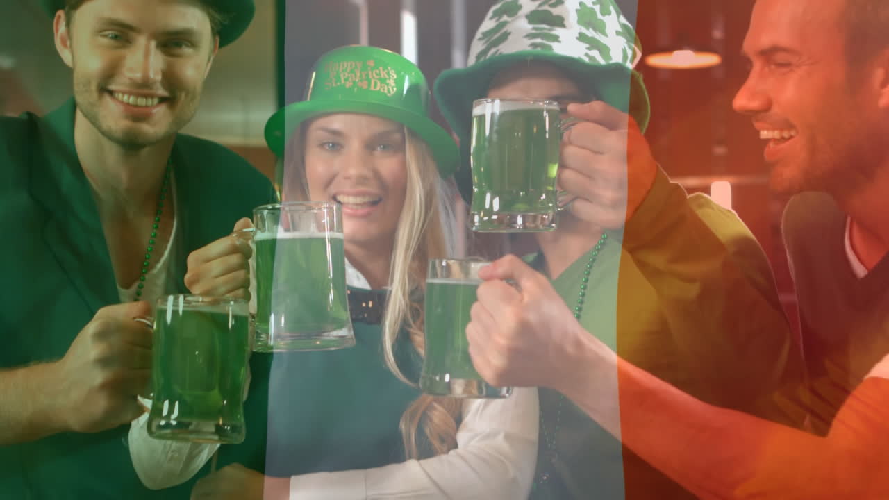 Irländare skålar tillsammans för St Patricks dag med en irländsk flagga i bakgrunden