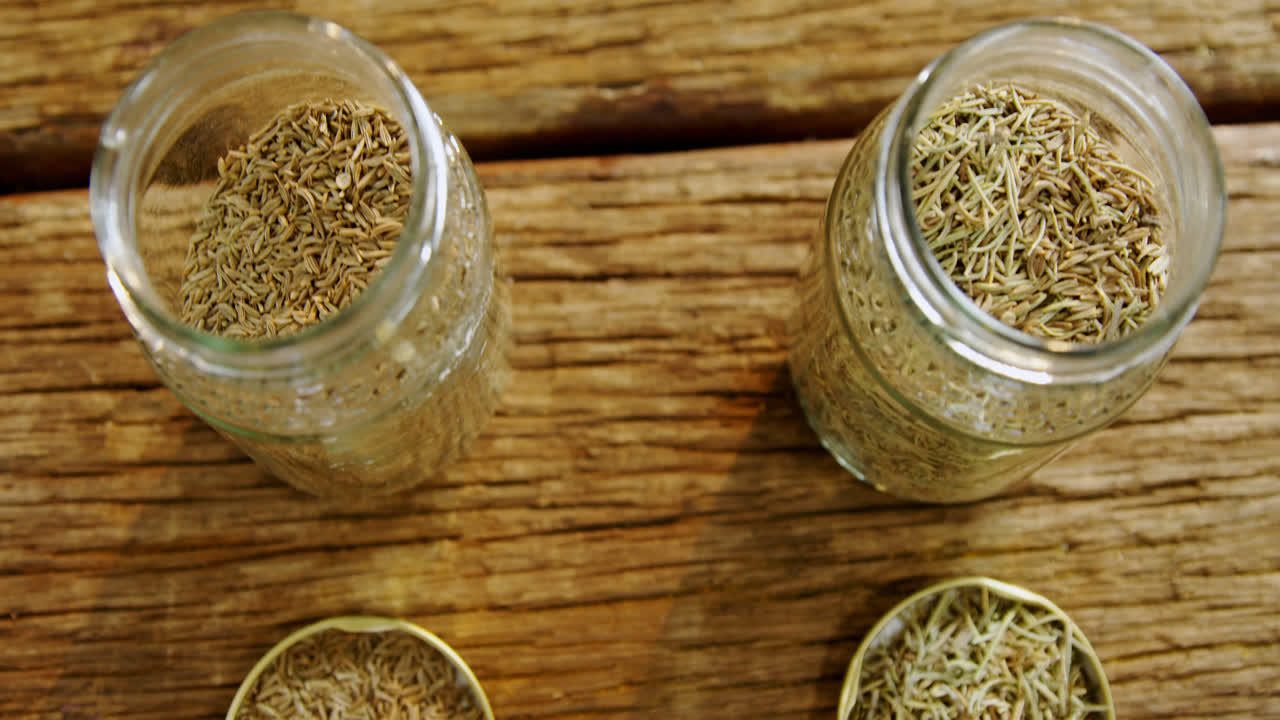 especias en frasco y tapa en mesa de madera 4k