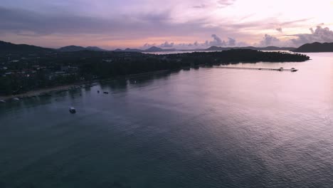 Antena-De-Drones-Durante-El-Amanecer-Sobre-La-Playa-Tropical-De-Tailandia-Con-Muelle