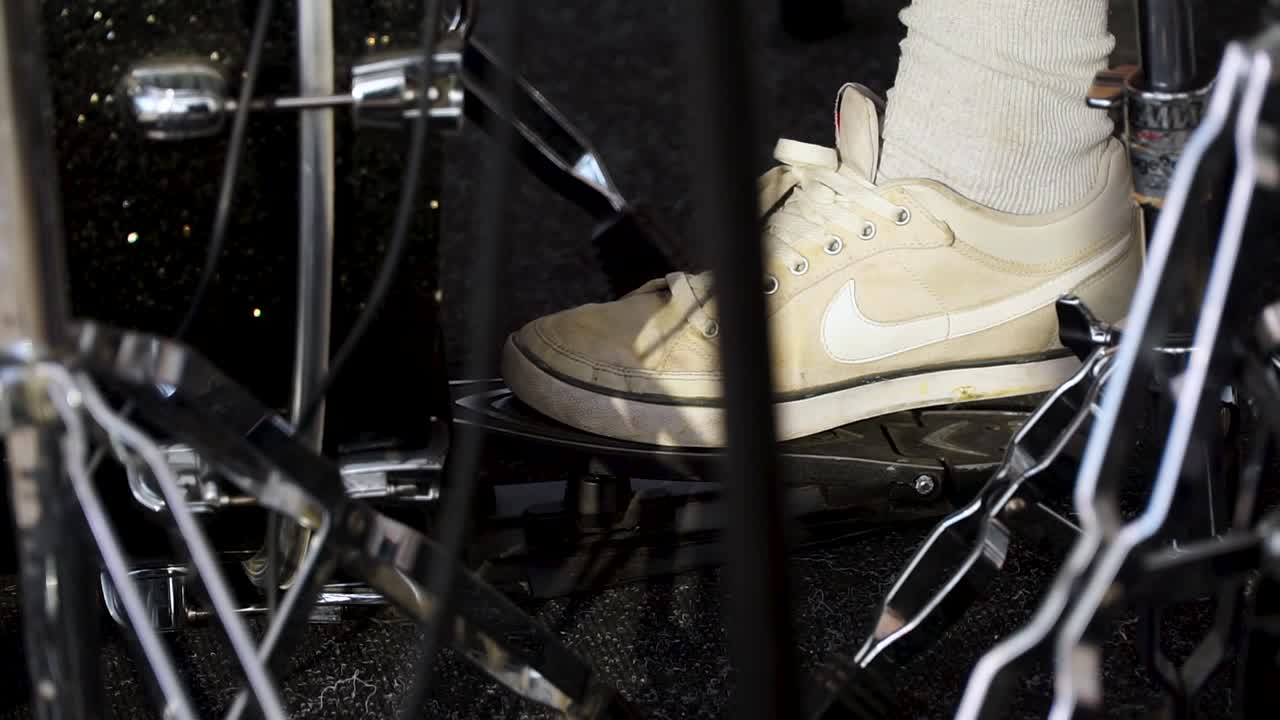 baterista tocando el bajo