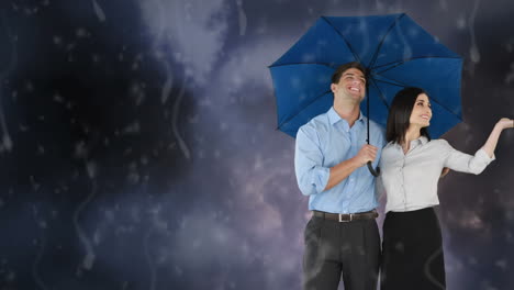 pareja feliz sosteniendo un paraguas bajo la lluvia