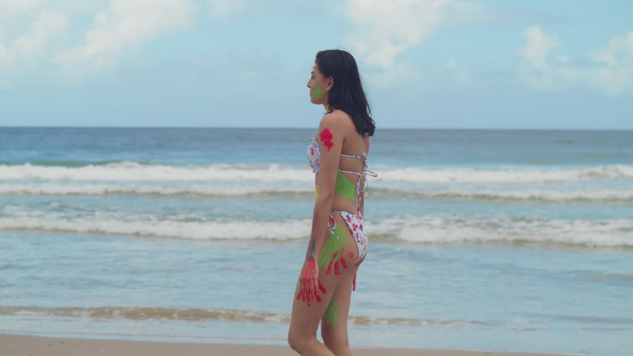 은 카리브 해의 날은 바디 페인트와 비키니를 입은 소녀가  모래 해변에서 는 데 완벽한 환경을 제공합니다.