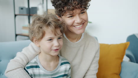 madre y hijo viendo la televisión